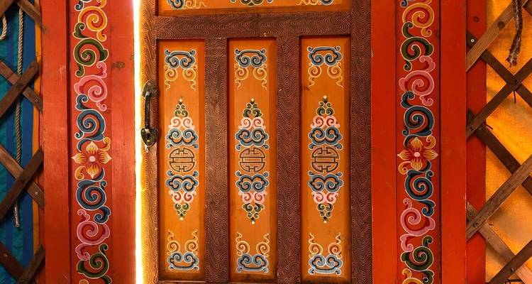 Puerta pintada decorativa de una yurta tradicional.
