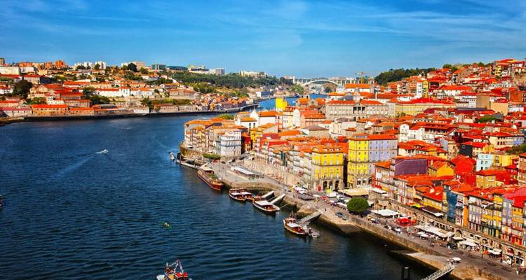 Vue aérienne de Porto avec le fleuve Douro et les bâtiments colorés