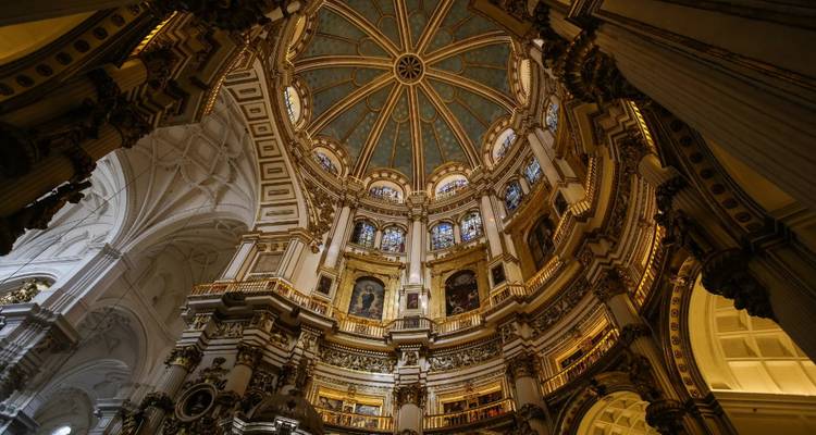 Intérieur d'une grande cathédrale, richement décorée