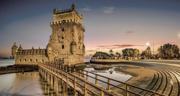 Tour de Belém au bord de l'eau au coucher du soleil