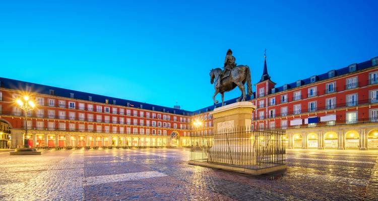 Plaza Mayor à Madrid avec une statue la nuit