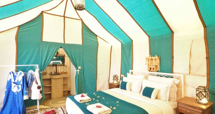 Interior de una tienda lujosa con decoración verde azulado y blanca.