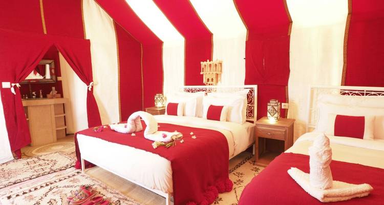 Interior espacioso de carpa con decoración roja y blanca.