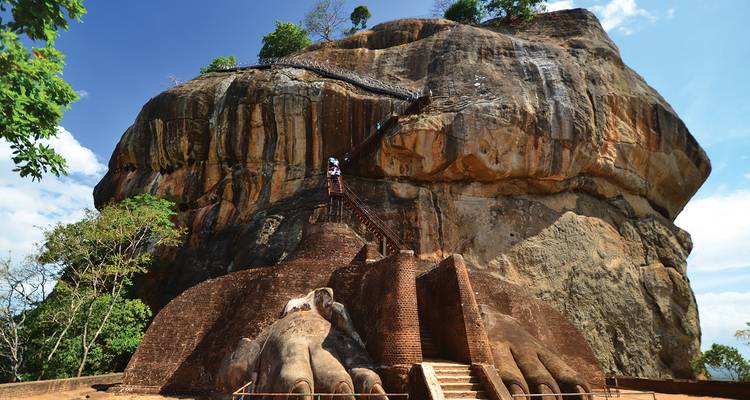 Sigiriya rotsvesting met mensen die de trap beklimmen.