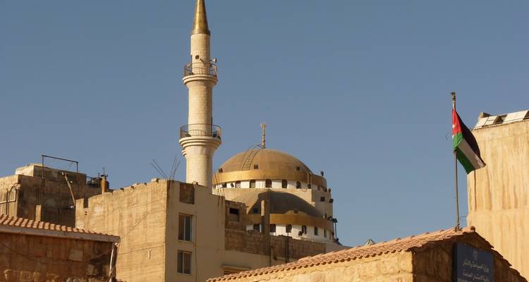 Eine Moschee in Amman mit einer goldenen Kuppel und einem Minarett.
