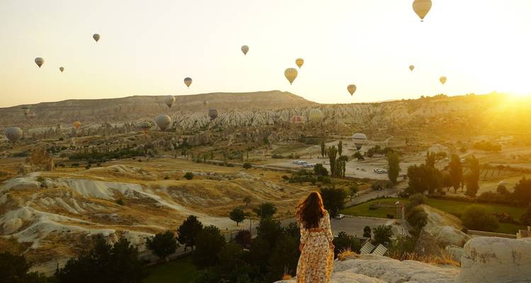 Een schilderachtig uitzicht op Cappadocië met heteluchtballonnen bij zonsopgang.