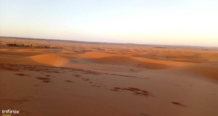 Woestijnlandschap met zandduinen overdag.