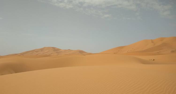 Zandduinen onder een heldere hemel.