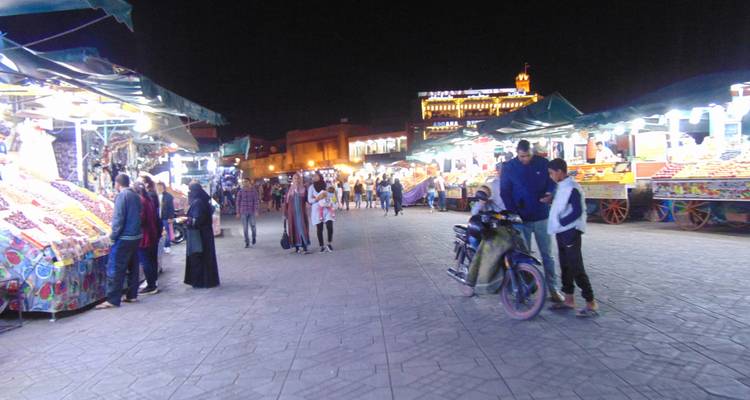 Nachtmarkt met mensen en kraampjes.