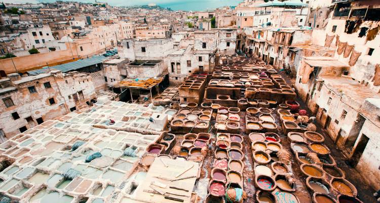 Una curtiduría antigua con tinas de teñido coloridas en una parte histórica de la ciudad.