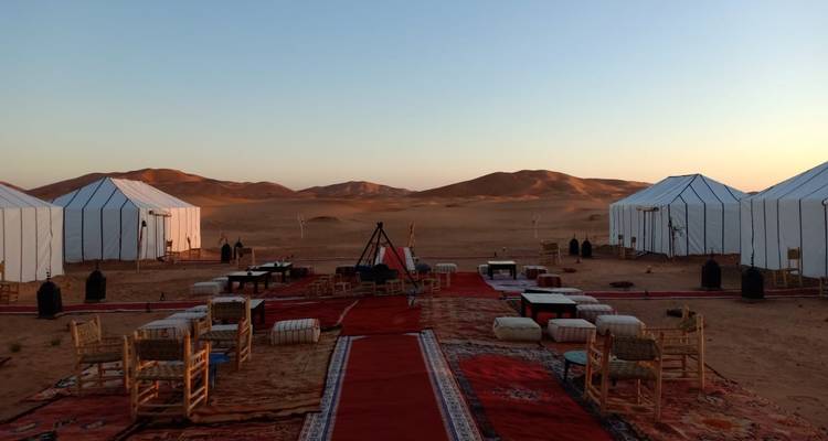 Camp de luxe dans le désert avec tentes au Sahara.
