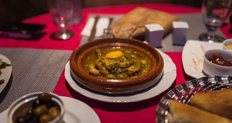 Plat marocain servi avec des olives et du citron confit.