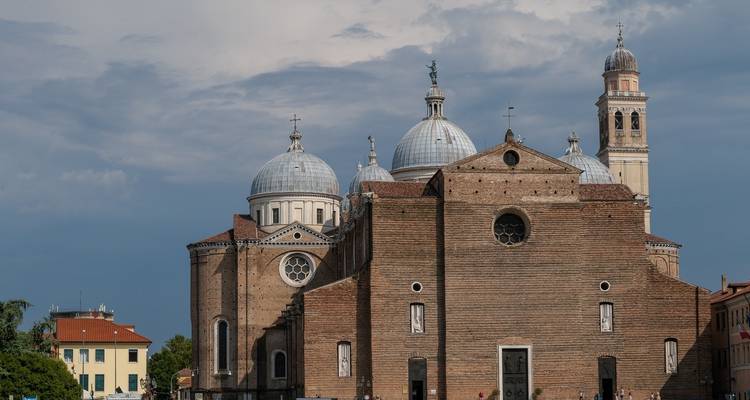 Blick auf eine historische Kirche mit Kuppeln.
