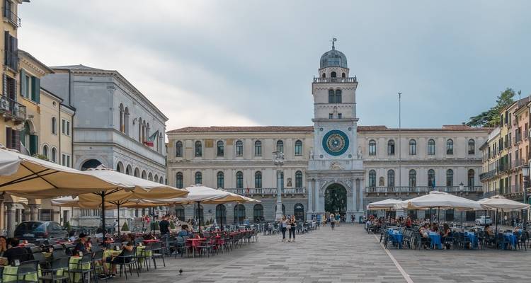 Menschen, die im Freien auf einem lebhaften öffentlichen Platz speisen.