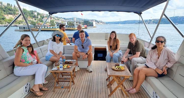 Personas disfrutando de un paseo en barco en un hermoso entorno marino.