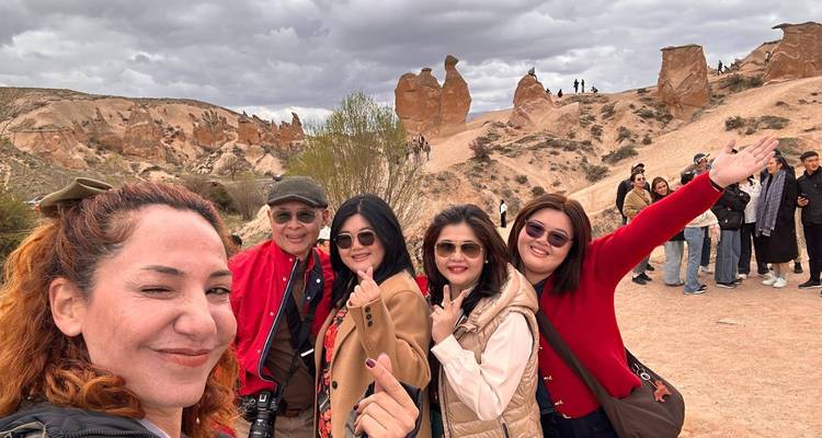 Grupo tomándose una selfie con las rocas de Capadocia de fondo.