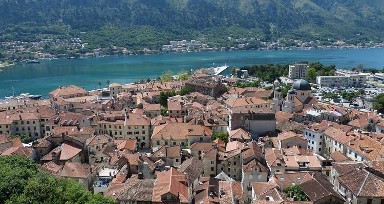 Panoramic view of a coastal city.