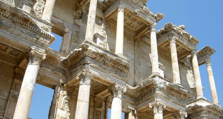 Close-up van oude ruïne kolommen met gedetailleerde gravures.