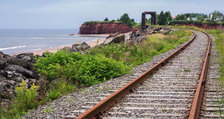 Vue panoramique d'une voie ferrée longeant la côte.
