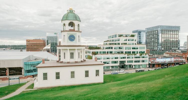 Le bâtiment de l'Horloge de la Vieille Ville sur la Colline de la Citadelle avec des bâtiments modernes en arrière-plan.