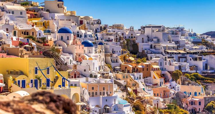 Schilderachtig uitzicht van Santorini met kleurrijke huizen.