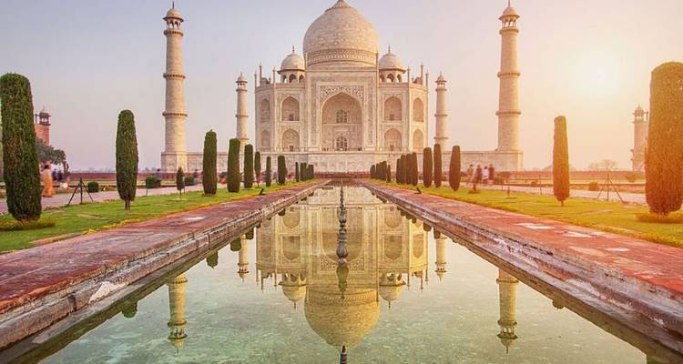 Taj Mahal avec lumière dorée et reflet.