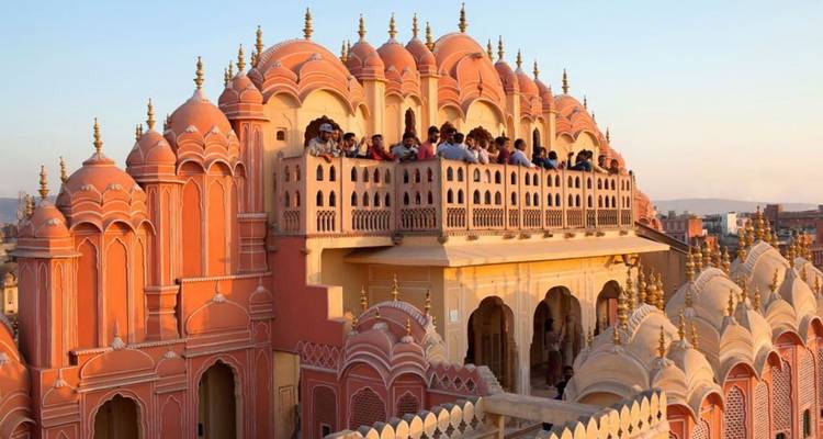 Hawa Mahal à Jaipur avec des touristes.