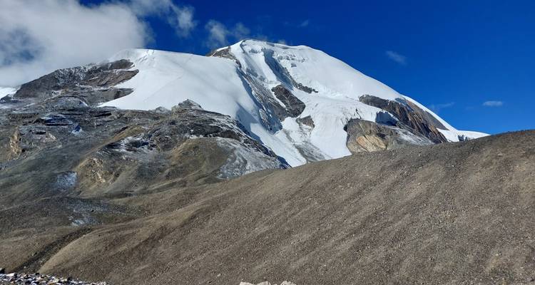 Un sommet de montagne couvert de neige sous un ciel bleu dégagé.