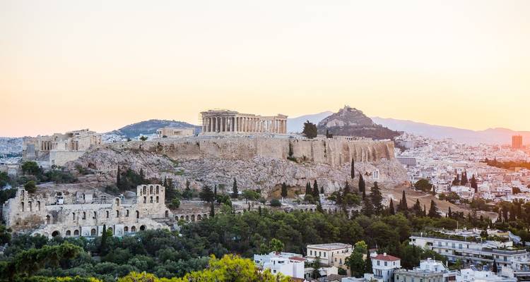 Blick auf die Akropolis in Athen bei Sonnenuntergang.