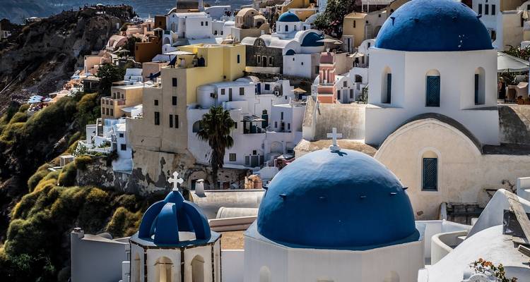 Ikonische weiße und blaue Gebäude in einer Küstenstadt.