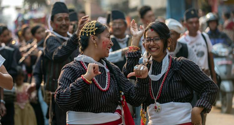 Eine Gruppe von Menschen, die in traditioneller Kleidung feiert.