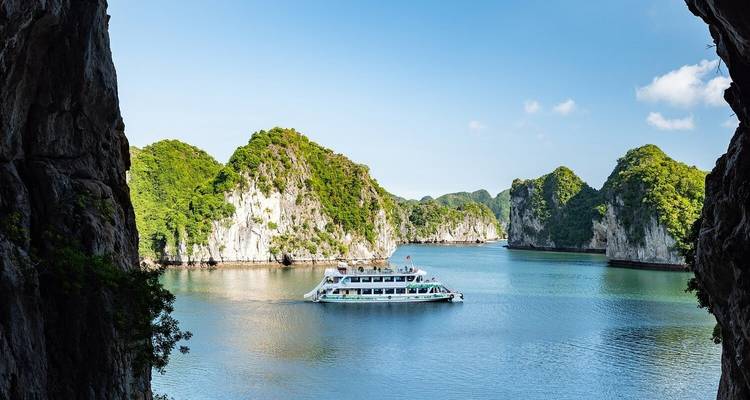 Boot die door schilderachtige karstformaties op het water vaart.