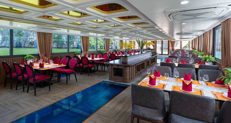 Interieur van een eetruimte op een cruiseschip met elegante tafeldekking.