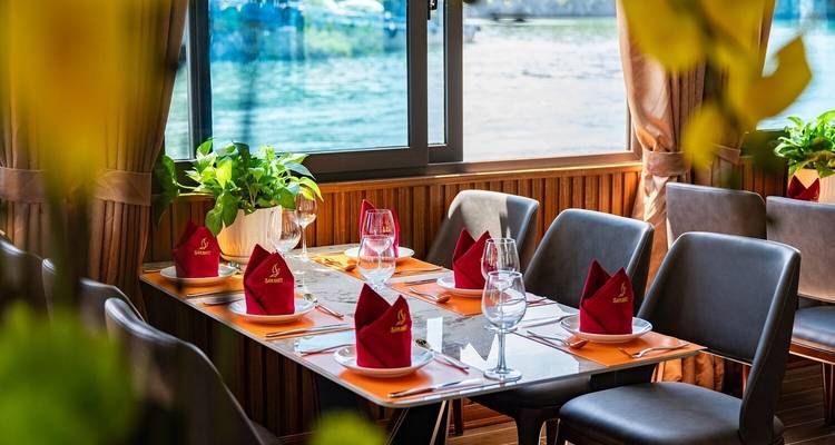 Close-up van een elegant gedekte eettafel met uitzicht door het raam.