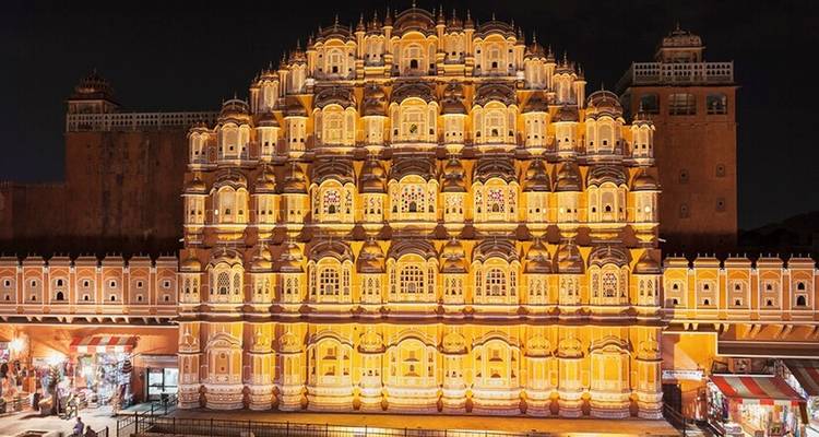 Hawa Mahal illuminé la nuit à Jaipur.