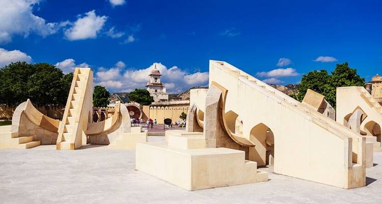 Instruments architecturaux dans un observatoire.