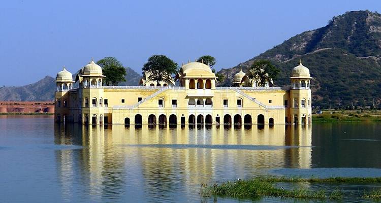 Jal Mahal entouré d'eau à Jaipur.