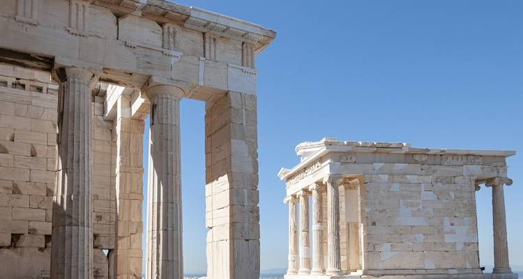 Oude Griekse tempels met heldere blauwe lucht.