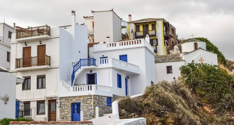 Traditionele Griekse dorpshuizen met blauwe en witte gevels.