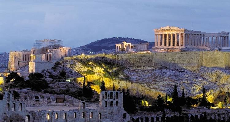 Die Akropolis von Athen bei Abenddämmerung beleuchtet.