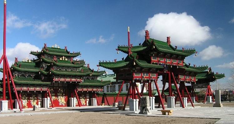 Architecture mongole traditionnelle avec un ciel bleu.