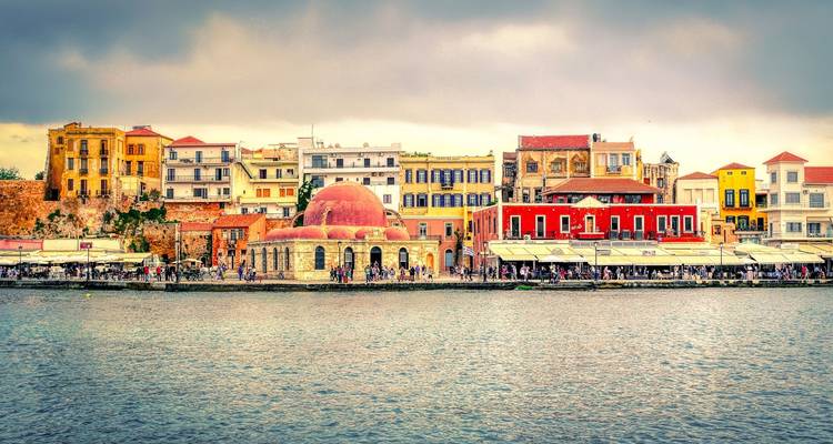 Bâtiments colorés en bord de mer.