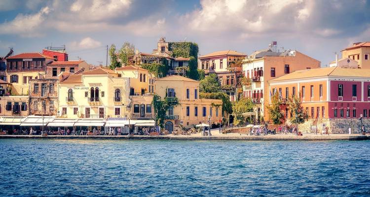 Vue pittoresque des bâtiments le long du front de mer.