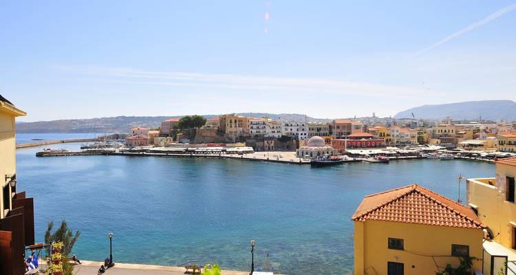 Vue panoramique d'un port avec des bâtiments bordant l'eau.