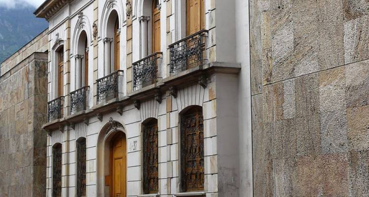 Un edificio histórico de piedra con detalles de madera.