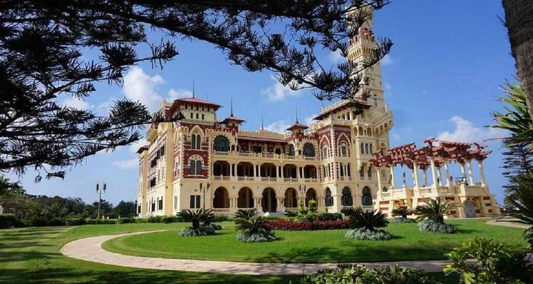 Montaza Paleis omgeven door bomen en tuinen in Alexandrië.