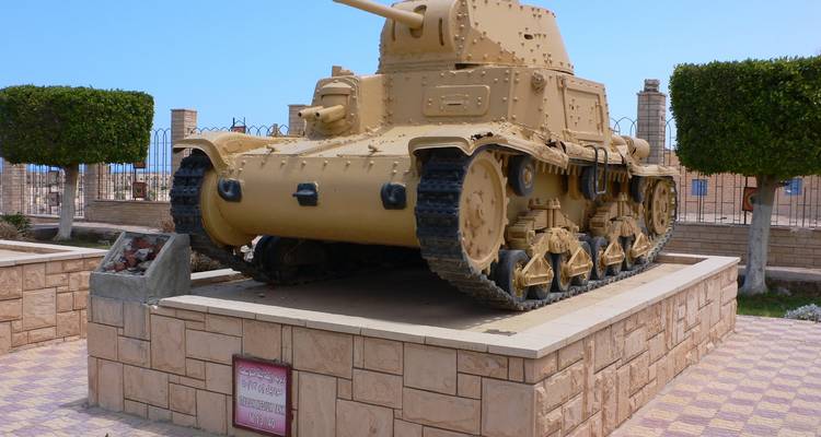 Herdenkingsplaats met een geconserveerde tank tentoongesteld.