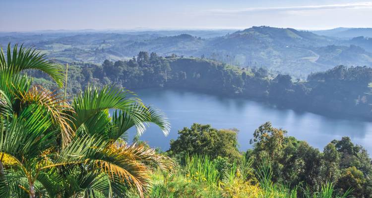 Prachtig meer te midden van glooiende heuvels met levendig groen gebladerte.
