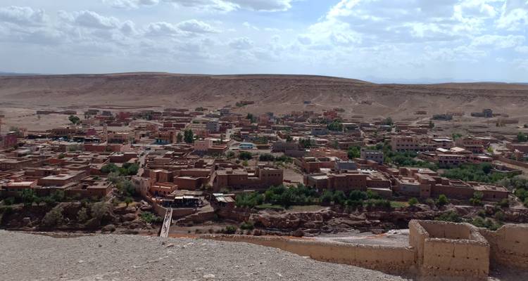 Luftaufnahme einer Stadt in einer wüstenähnlichen Gegend.
