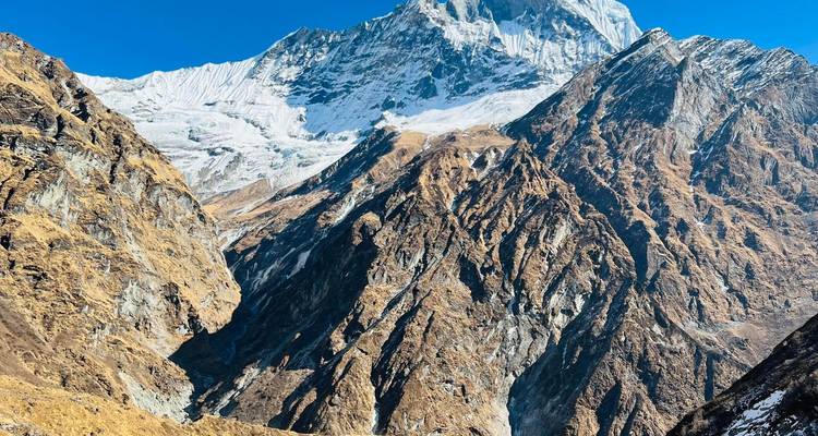 Majestueuse chaîne de montagnes aux sommets enneigés.